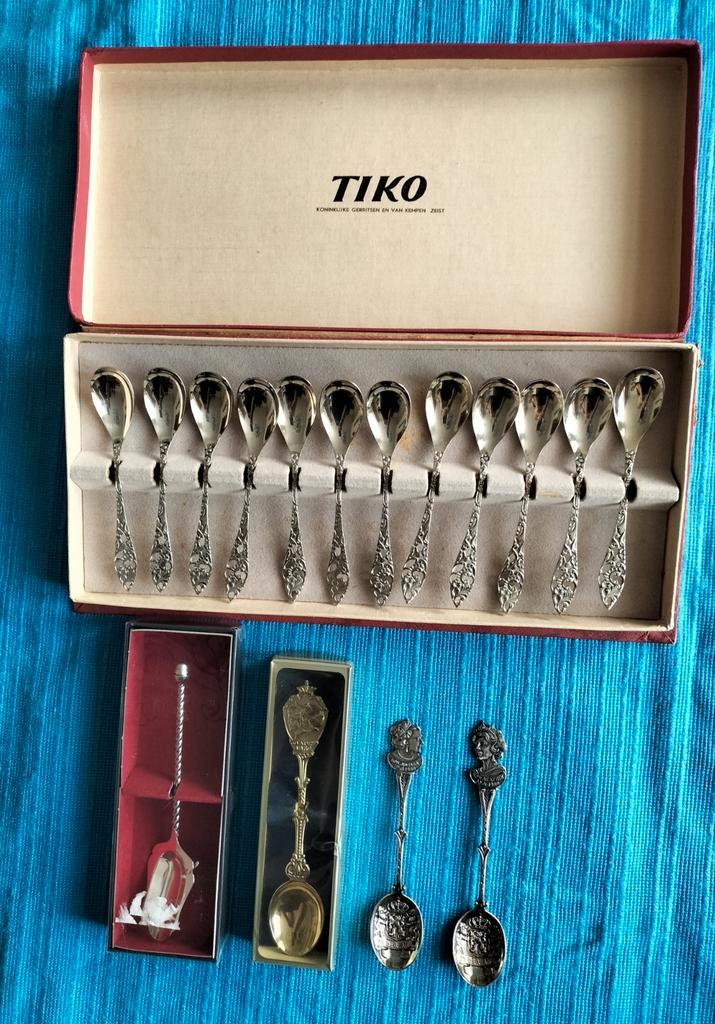 12 verzilverde lepeltjes en 4 losse lepeltjes, Antiek en Kunst, Antiek | Bestek, Ophalen of Verzenden