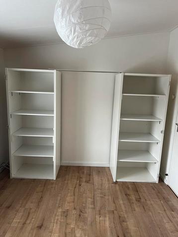 2 mooie witte kasten met planken