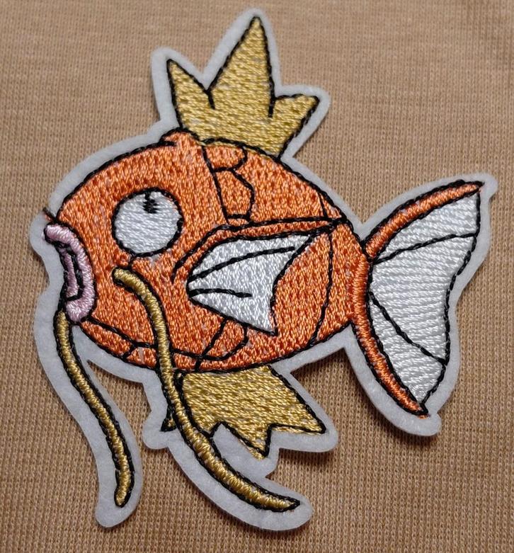 Opstrijkbare geborduurde applicatie  Magikarp, Hobby en Vrije tijd, Kledingapplicaties en Hotfix, Nieuw, Overige applicaties, Ophalen of Verzenden