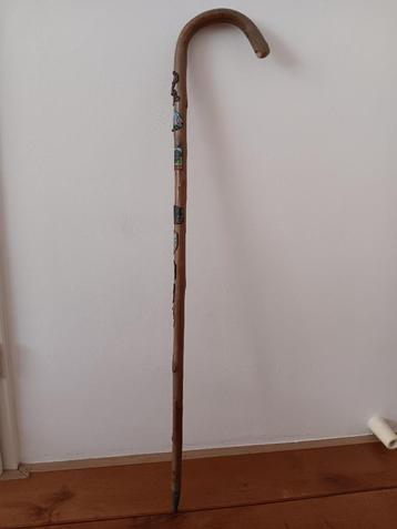 Vintage (Bamboe(?) Wandelstok met Schildjes beschikbaar voor biedingen