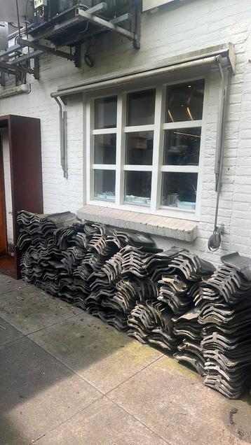 Grijze dakpannen.  beschikbaar voor biedingen