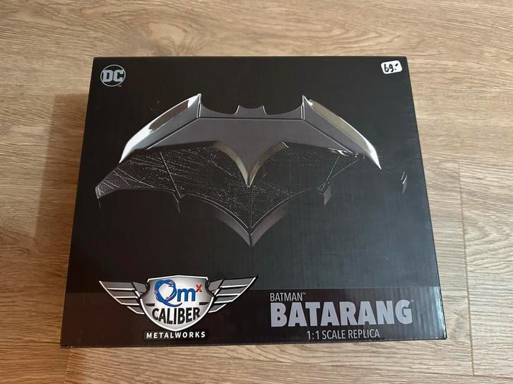 Batarang Quantum Mechanix batman v superman replica hot toys, Verzamelen, Film en Tv, Zo goed als nieuw, Film, Beeldje, Replica of Model