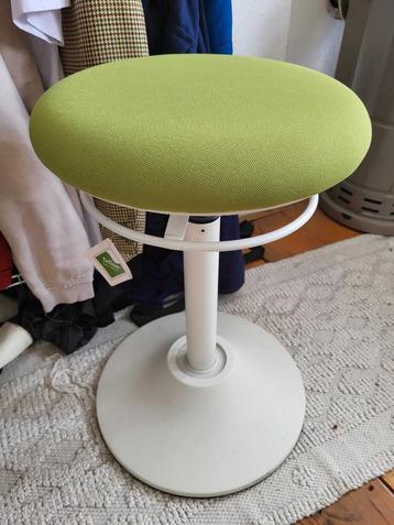 Like new Artur ergonomic stool (green/white) beschikbaar voor biedingen