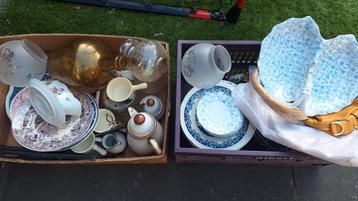 2 bananendozen met 35 wandborden, delfts blauw,vazen enz beschikbaar voor biedingen