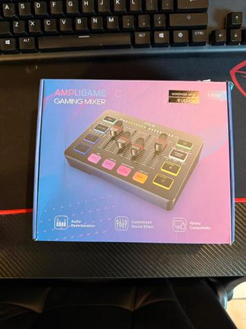 Gaming mixer met microphone  beschikbaar voor biedingen