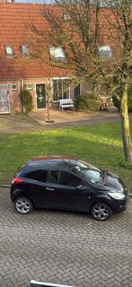 Ford Ka 1.2 69pk 2011 Zwart Sport uitvoering, Auto's, Voorwielaandrijving, Euro 5, Stof, 4 cilinders