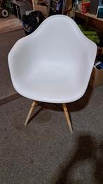 Kuipstoel kleur wit, Zithoogte 44 cm, Ophalen, Gebruikt, Wit, Eén