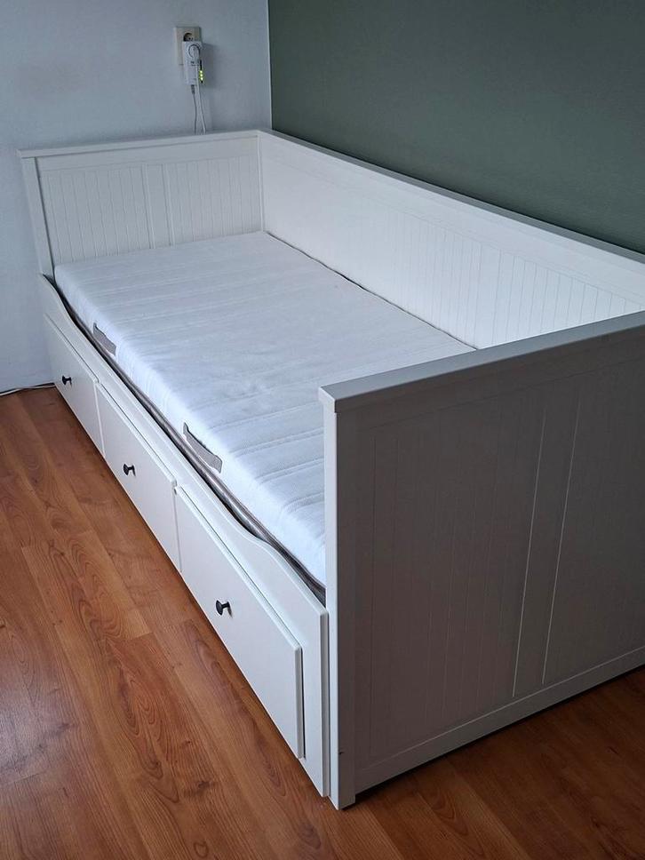 Hennes bed Ikea uitschuifbaar., Huis en Inrichting, Slaapkamer | Bedden, Zo goed als nieuw, Eenpersoons, 80 cm, 200 cm, Hout, Wit