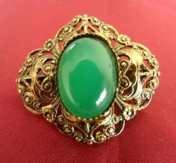 Vintage filigrain broche met groene aventurijn cabochon  beschikbaar voor biedingen
