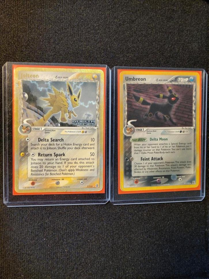 Jolteon en Umbreon Delta Species reverse holo, Hobby en Vrije tijd, Verzamelkaartspellen | Pokémon, Zo goed als nieuw, Meerdere kaarten
