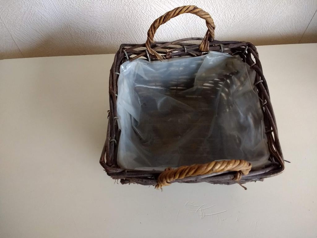 Vierkant rieten mandje donker riet met handvatten, Huis en Inrichting, Mand, Vierkant, Ophalen of Verzenden, Zo goed als nieuw
