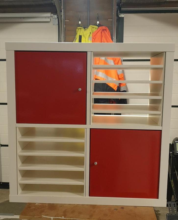 Ikea Kallax 4 vaks met limited edition rode deurtjes, Huis en Inrichting, Kasten | Boekenkasten, Gebruikt, 50 tot 100 cm, Minder dan 100 cm