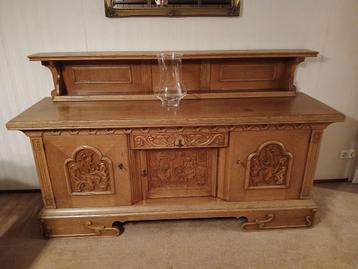 Gratis antiek dressoir beschikbaar voor biedingen