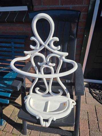 Vintage witte parapluhouder beschikbaar voor biedingen