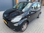 Daihatsu Sirion 1.3 2008 Zwart , AIRCO ,APK 02-2026, Auto's, Voorwielaandrijving, 4 cilinders, Overige bekleding, Zwart