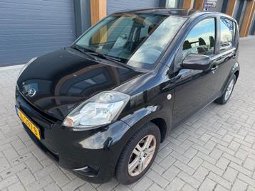 Daihatsu Sirion 1.3 2008 Zwart , AIRCO ,APK 02-2026 beschikbaar voor biedingen