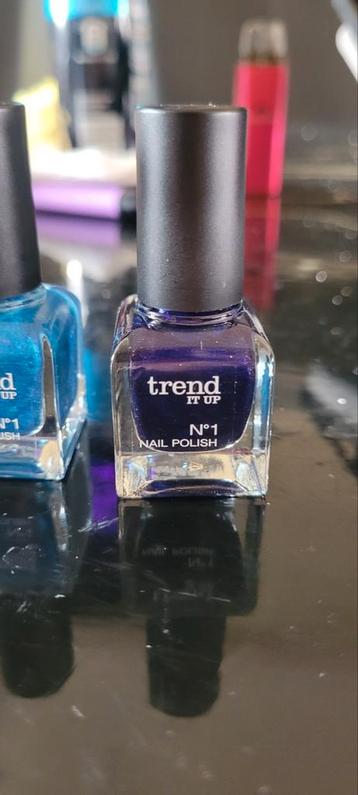 Mooie kleuren nagellak. beschikbaar voor biedingen