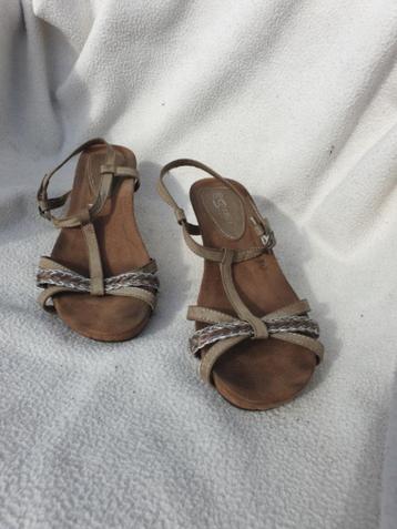 Gave sandalen met sleehak. Mt 40. Merk Suredelle beschikbaar voor biedingen