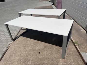 Twee moderne bureaus – wit blad met grijs metalen frame beschikbaar voor biedingen