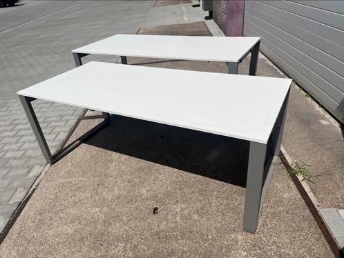 Twee moderne bureaus – wit blad met grijs metalen frame, Huis en Inrichting, Bureaus, Zo goed als nieuw, Ophalen of Verzenden