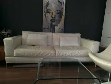 Lederen bank beschikbaar voor biedingen