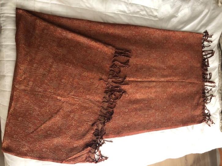 Mooie sjaal/omslagdoek.Roestbruin met mooi ingeweven motief, Kleding | Dames, Mutsen, Sjaals en Handschoenen, Zo goed als nieuw
