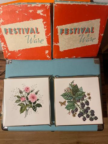 Twee Vintage Mettlach Tegels met houders en oude doosjes beschikbaar voor biedingen