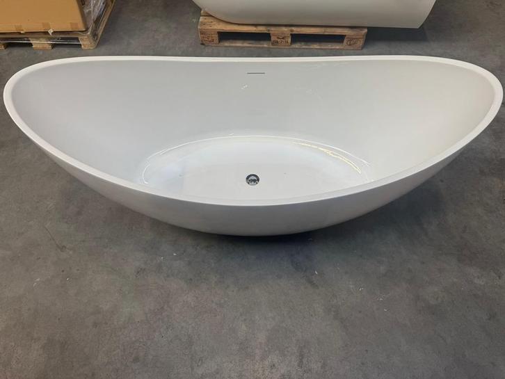 Vrijstaand bad aqryl glans wit showmodel, Huis en Inrichting, Badkamer | Complete badkamers, Zo goed als nieuw, Met bad, Ophalen