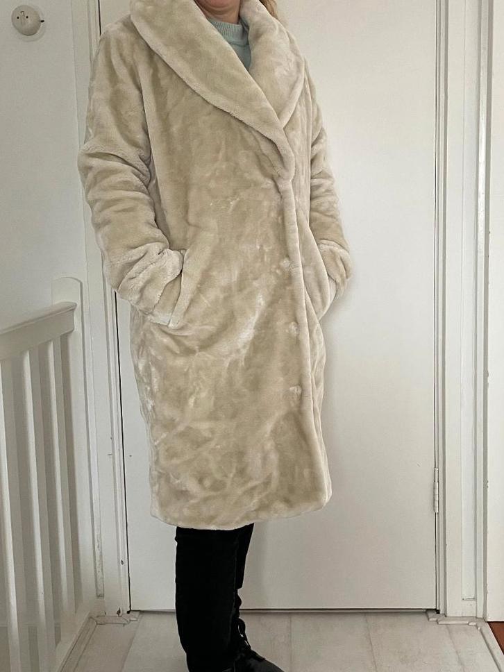 Chique lichte bontjas van fake fur, Kleding | Dames, Jassen | Winter, Zo goed als nieuw, Maat 38/40 (M), Beige, Ophalen of Verzenden