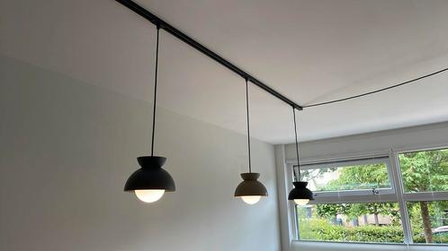 Qub railsysteem wit met hanglampen en spotjes, Huis en Inrichting, Lampen | Losse lampen, Nieuw, Led-lamp, Bajonetsluiting, Ophalen