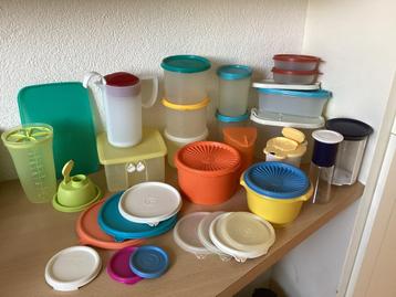 Lot Tupperware,zuurpot,shaker,pepermolen,bakjes,deksels enz. beschikbaar voor biedingen
