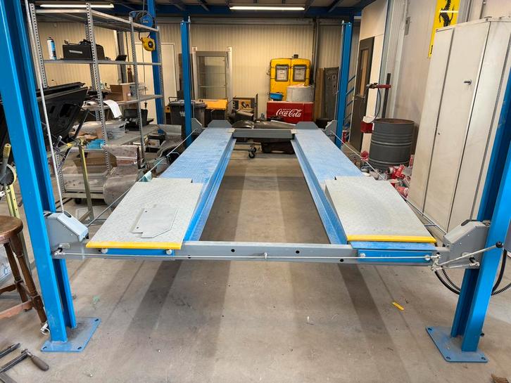 Twinbusch hefbrug 4 koloms 3600kg 220V in nieuwstaat., Auto diversen, Autogereedschap, Zo goed als nieuw, Ophalen