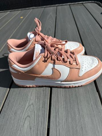 Nike Dunk Low 40,5 white rose whisper beschikbaar voor biedingen