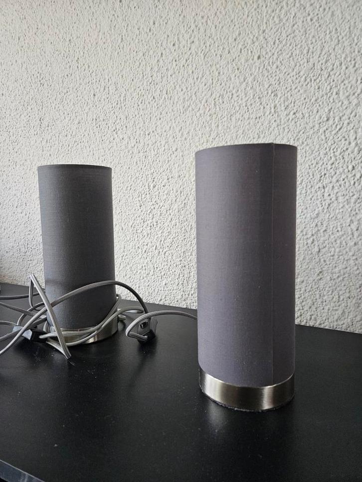 2 Grijze Tafel-/Nachtkast Lampjes, Huis en Inrichting, Lampen | Tafellampen, Gebruikt, Minder dan 50 cm, Stof, Ophalen of Verzenden
