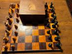 Charmant oud schaakspel, Ophalen of Verzenden, Zo goed als nieuw, Versiering