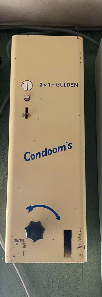 Mooie vintage condoom automaat beschikbaar voor biedingen