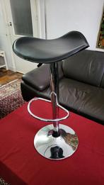 Design Barkruk draaibaar & verstelbaar in hoogte, Huis en Inrichting, Barkrukken, Ophalen, 60 tot 90 cm, Zo goed als nieuw, 1 kruk