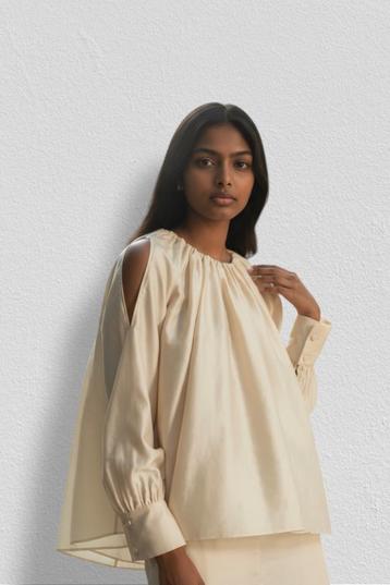 COS – Elegant Beige Blouse  with Subtle Cutouts – M 🌟👒 beschikbaar voor biedingen