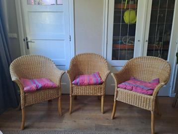 3 rieten stoelen/ rotan stoelen
Met kussentjes beschikbaar voor biedingen