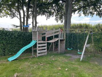 Groot Speeltoestel met Glijbaan en Schommels beschikbaar voor biedingen