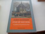 Stad op een berg - James Kennedy, Ophalen of Verzenden, Zo goed als nieuw
