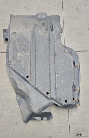 Bodemplaat brandstoftank rechts BMW X3 serie E83 + LCI 51713 beschikbaar voor biedingen