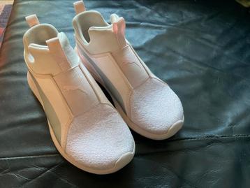 Zacht roze Puma meisjes sneakers maat 29 beschikbaar voor biedingen