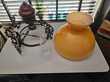 Antieke Hanglamp met Amberkleurige Kap beschikbaar voor biedingen