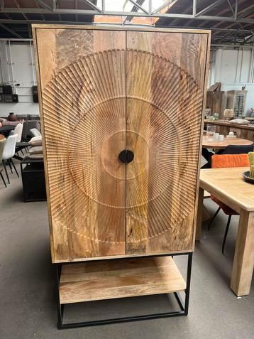 Magazijn leegverkoop dichte kast carved mangohout metaal 599 beschikbaar voor biedingen