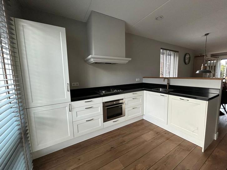 (hoek) keuken incl koelkast, vriezer en combi oven, Huis en Inrichting, Keuken | Complete keukens, Gebruikt, Hoekkeuken, Wit, Composiet