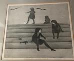 Litho - 1982 - Irene Müller - Meisjes op stapel boomstammen, Antiek en Kunst, Ophalen