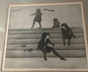 Litho - 1982 - Irene Müller - Meisjes op stapel boomstammen beschikbaar voor biedingen