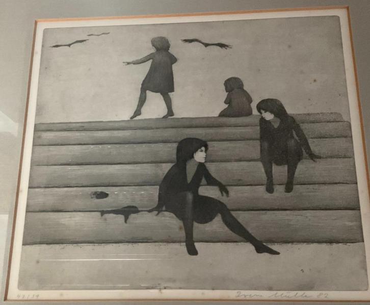 Litho - 1982 - Irene Müller - Meisjes op stapel boomstammen, Antiek en Kunst, Kunst | Etsen en Gravures, Ophalen