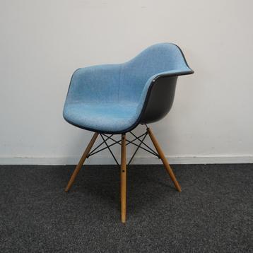 Vitra Eames DAW Design Stoelen | Blauw / Zwart | Stoelen beschikbaar voor biedingen
